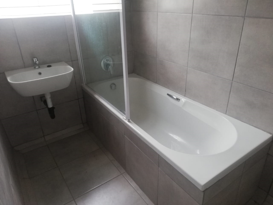 To Let 1 Bedroom Property for Rent in Southernwood Eastern Cape